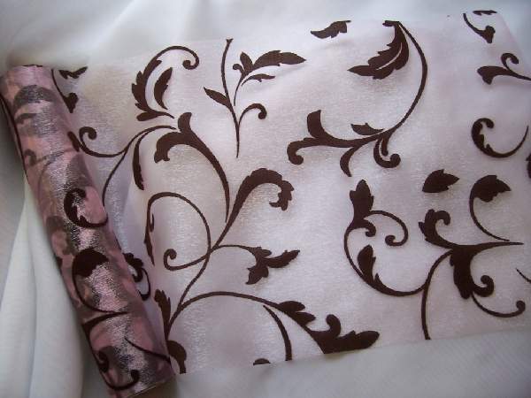 inda mint�s r�zsasz�n alapon csokibarna organza (24 cm * 5 m)